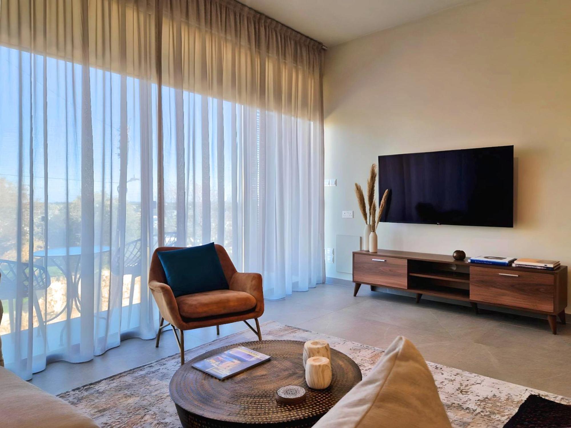 Aeon Residences - In The Heart Of Paphos Bagian luar foto
